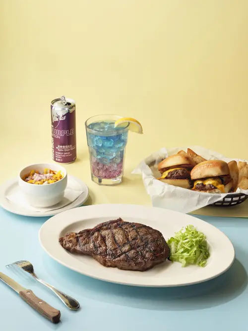 ▲Texas Roadhouse德州鮮切牛排，聯名Red Bull「能量不斷電組合餐」喝限定調飲。（圖／開展集團提供）