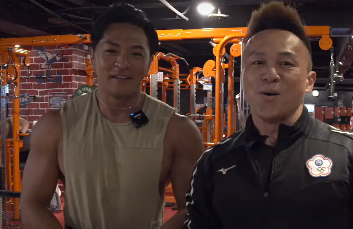 ▲本土健身網紅「猛男國王」KING（右）12日在睡夢中離世，享年46歲。男星夢多（左）也不捨發文哀悼：「兄弟一路好走」。（圖／夢多YouTube）