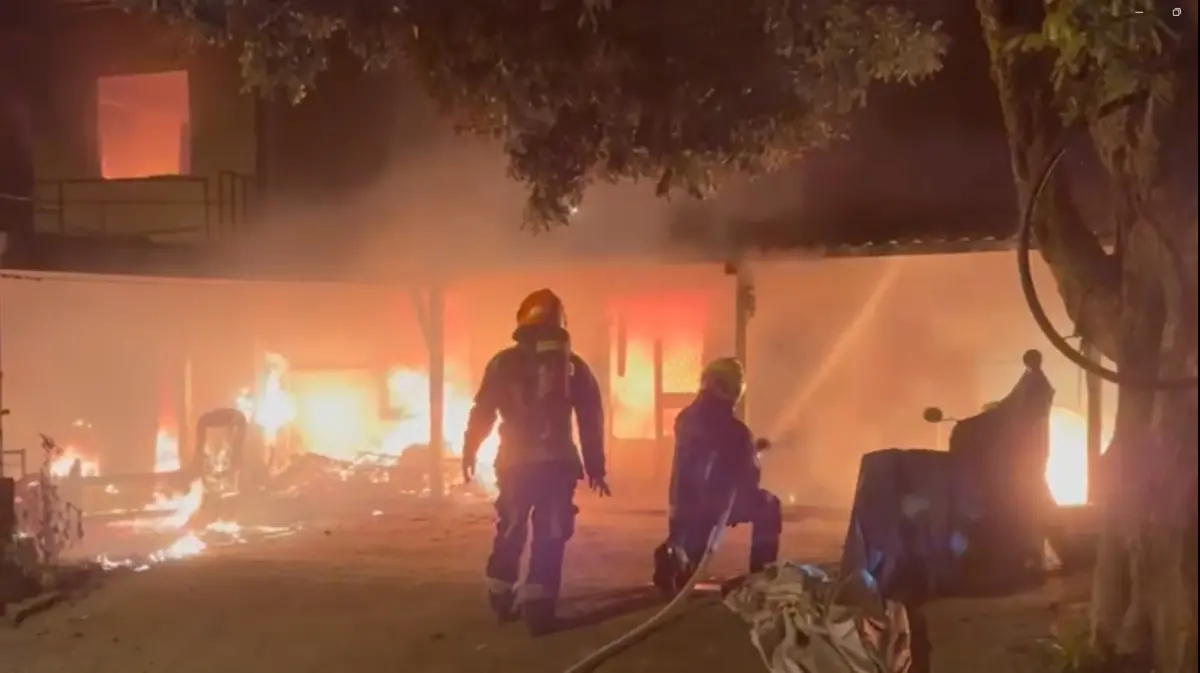 ▲花蓮壽豐這棟鐵皮屋凌晨失火4人死亡，報案人把「平和村」講成「共和村」，消防隊依據報案地址前往撲空，多花5分鐘才到場搶救。（圖／翻攝畫面）