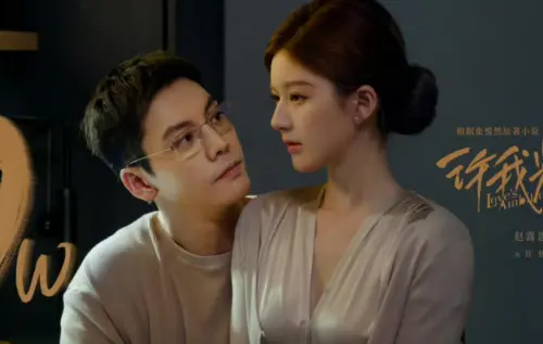 ▲趙露思（右）和陳偉霆（左）合作的《許我耀眼》播出卡關，因中國廣電局規定9、10月不能播古裝劇，因此各大平台急著出清古裝劇，孟子義的《桃花映江山》插隊播出。（圖／翻攝自微博）