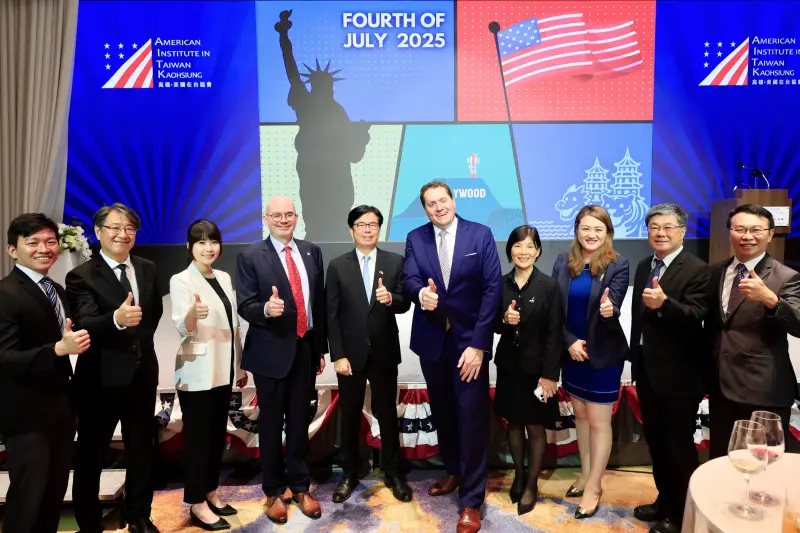 ▲ 陳其邁在參加美國國慶酒會時與美國在台協會處長谷立言及美國在台協會高雄分處長張子霖等人，一同祝福美國生日快樂，期許台美關係更深化。（圖／高市府提供）
