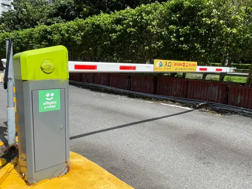 ▲eTag停車會員認明停車場入口「uTagGo綠色微笑標識」，出場前不須再到繳費機或掃碼繳費即可快速離場並自動扣款。（圖／遠通電收提供）