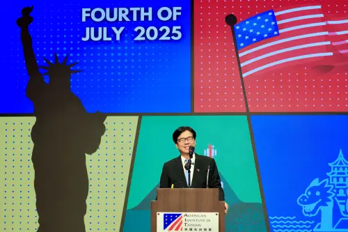 ▲ 美國國慶酒會上,高雄市長陳其邁代表高雄市民祝福美國生日快樂。(圖/高市府提供) ▲ 美國國慶酒會上,高雄市長陳其邁代表高雄市民祝福美國生日快樂。(圖/高市府提供)