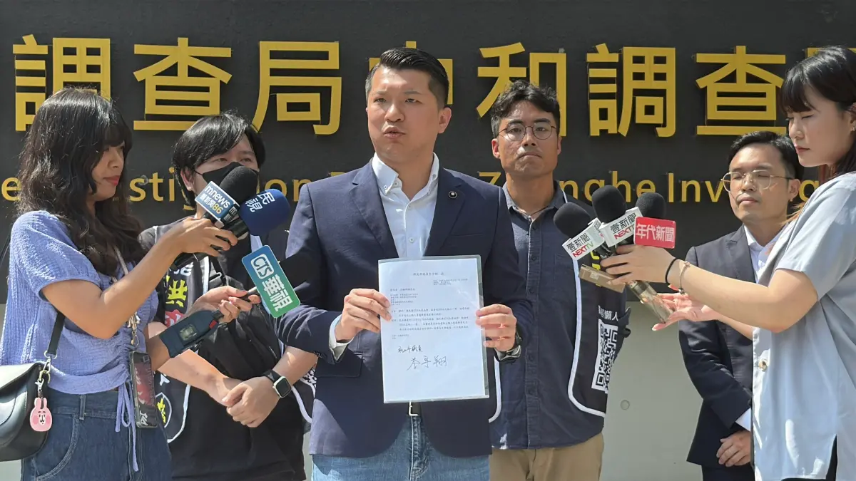 ▲李宇翔表示到調查局提供國民黨走路工相關證據。（圖／李宇翔服務處提供）