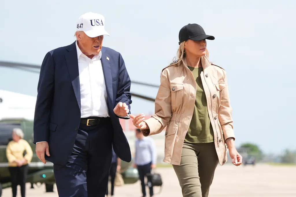 ▲▲美國總統川普透露，近來對俄羅斯總統蒲亭態度大轉變，與第一夫人梅蘭妮亞有關。圖為川普與梅蘭妮亞前往德州勘災。（圖／美聯社／達志影像）