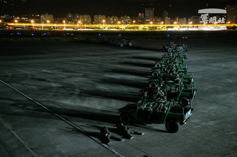 ▲第三作戰區於松山機場舉行反空機降操演。(圖/軍聞社提供)
