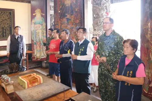 ▲ 黃偉哲也至上帝廟致意，感謝信仰中心在災後提供空間與支持，安定人心、成為地方的堅強後盾。（圖／南市府提供）