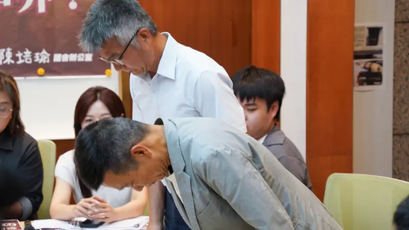 ▲台灣師範大學女足隊教練周台英，逼迫學生配合研究計畫抽血，引發社會譁然。（圖／翻攝自范雲臉書）