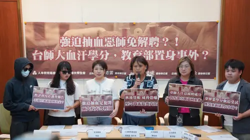 ▲兩名台師大女足隊受害學生，和人本教育基金會、臺師大學生會 NTNU SU ​會長、陳培瑜委員、吳沛憶委員，一起開了一場令人痛心的記者會討公道。（圖／翻攝范雲臉書粉專）