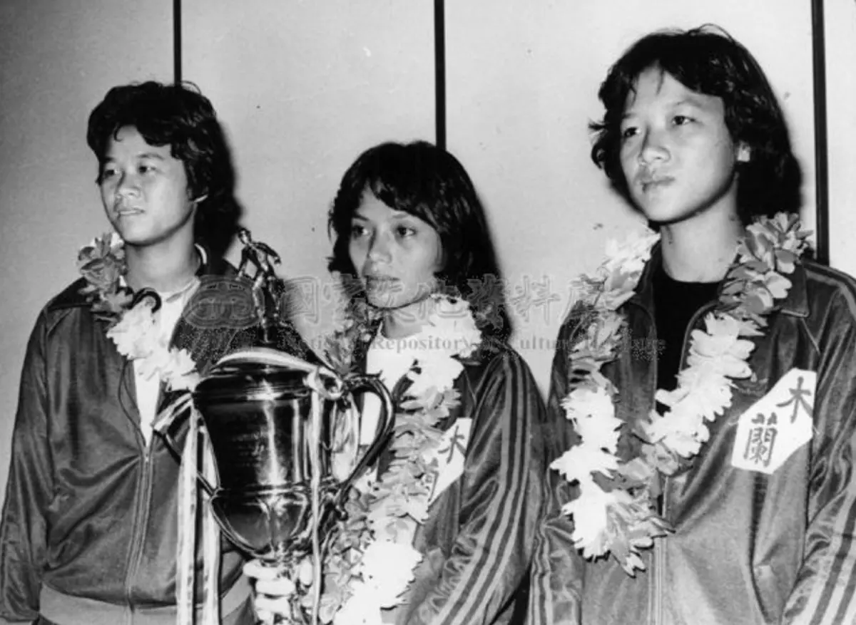 ▲中華木蘭女足得分之鑰周台英（左1）、劉玉珠和曹鳳英捧著獎盃在機場合影。（圖／國家文化資料庫）