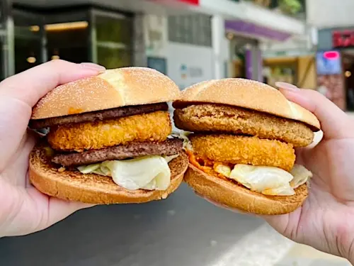 ▲麥當勞「美式熔岩起司排雙牛堡」單點124元、經典套餐189元；7月30日「辣味熔岩起司排脆豬堡」單點124元、經典套餐189元。（圖／麥當勞提供）