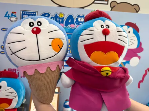 限量電影版限定絨毛布偶加價購699元(圖右);限量冰淇淋造型玩偶。(圖/記者鍾怡婷攝) ▲限量電影版限定絨毛布偶加價購699元(圖右);限量冰淇淋造型玩偶。(圖/記者鍾怡婷攝)