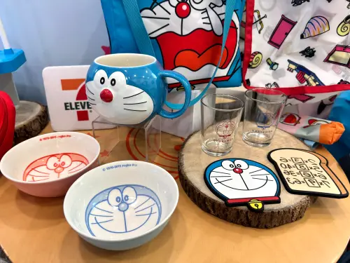 限量造型馬克杯加價購249元;限量陶瓷碗2入組加價購249元。(圖/記者鍾怡婷攝) ▲限量造型馬克杯加價購249元;限量陶瓷碗2入組加價購249元。(圖/記者鍾怡婷攝)