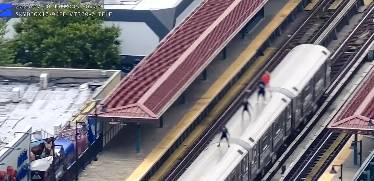 ▲紐約市警局上週運用無人機，逮到4名爬上車頂玩「地鐵衝浪」的青少年。（圖／New York City Police Department）