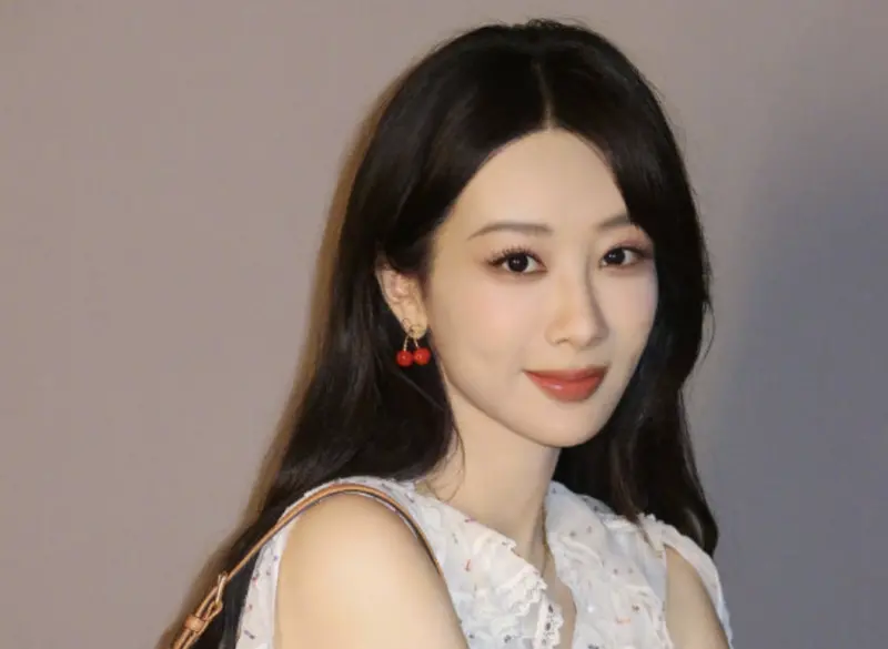 ▲《錦繡芳華》女主角楊紫（如圖）初戀是演員賀鵬，後來和秦俊傑戀愛，外傳被「陸版大S」張雪迎介入，才交往1年多就分手。（圖／翻攝自微博）