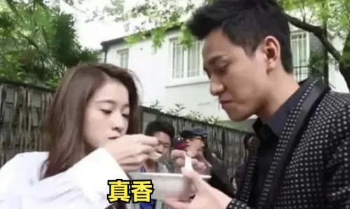 ▲不是戀人關係的張雪迎（左）和秦俊傑共喝一碗胡辣湯。（圖／翻攝自微博）