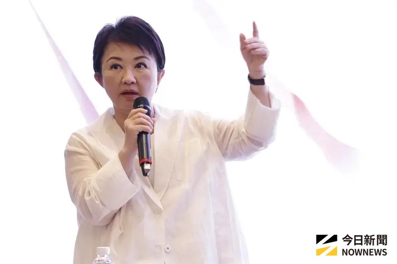 ▲台中市長盧秀燕公餘時間全台跑透透輔選，她20日晚間被民眾目擊搭高鐵自由座。（圖／記者葉政勳攝）