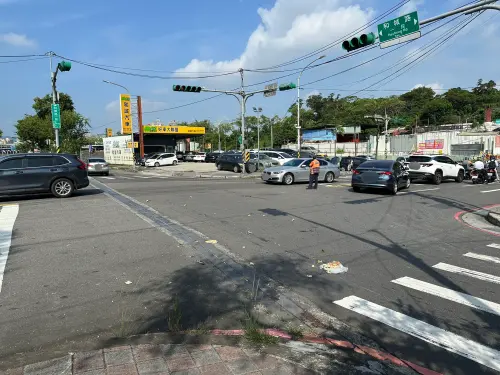 婦人運動完開車回家闖紅燈 撞死機車女騎士 ▲死亡車禍發生在中和的連城路與和城路口。(圖/警方提供)