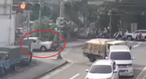 婦人運動完開車回家闖紅燈 撞死機車女騎士 ▲死者機車停等紅燈,遭到後方汽車撞倒並一路推過路口。(圖/翻攝畫面)