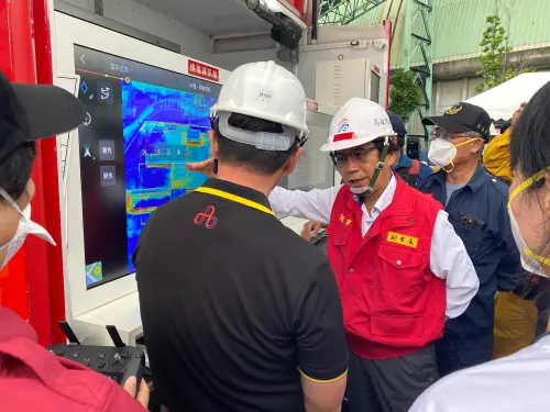 ▲ 林欽榮所率領的市府專案小組調查重點涵蓋三大面向包括查明起火原因;檢視該廠日常管理及火警發生時之應變作為以及全面盤點高雄市其他同類型鋰電池工廠之防火管理機制。(圖/高市府提供) ▲ 林欽榮所率領的市府專案小組調查重點涵蓋三大面向包括查明起火原因;檢視該廠日常管理及火警發生時之應變作為以及全面盤點高雄市其他同類型鋰電池工廠之防火管理機制。(圖/高市府提供)