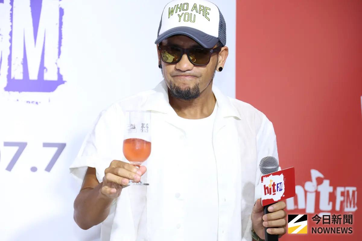 ▲歌手張震嶽（如圖）今（16）日出席Hit Fm聯播網「hito大台柱」宣傳記者會，透露老婆2胎預產期就在8月，女兒小名就取名叫「一代」，並自詡性能力還不錯，笑稱精子活動力有60幾％。（圖／記者嚴俊強攝影）