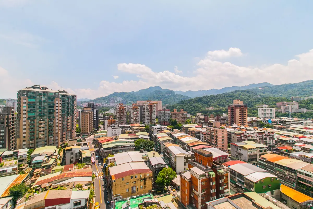 ▲2025第二季「政大永慶即時房價指數」出爐，數據顯示全台和七大都會區指數全面下跌，全台指數季跌幅為1.6%。（示意圖／永慶房屋提供）