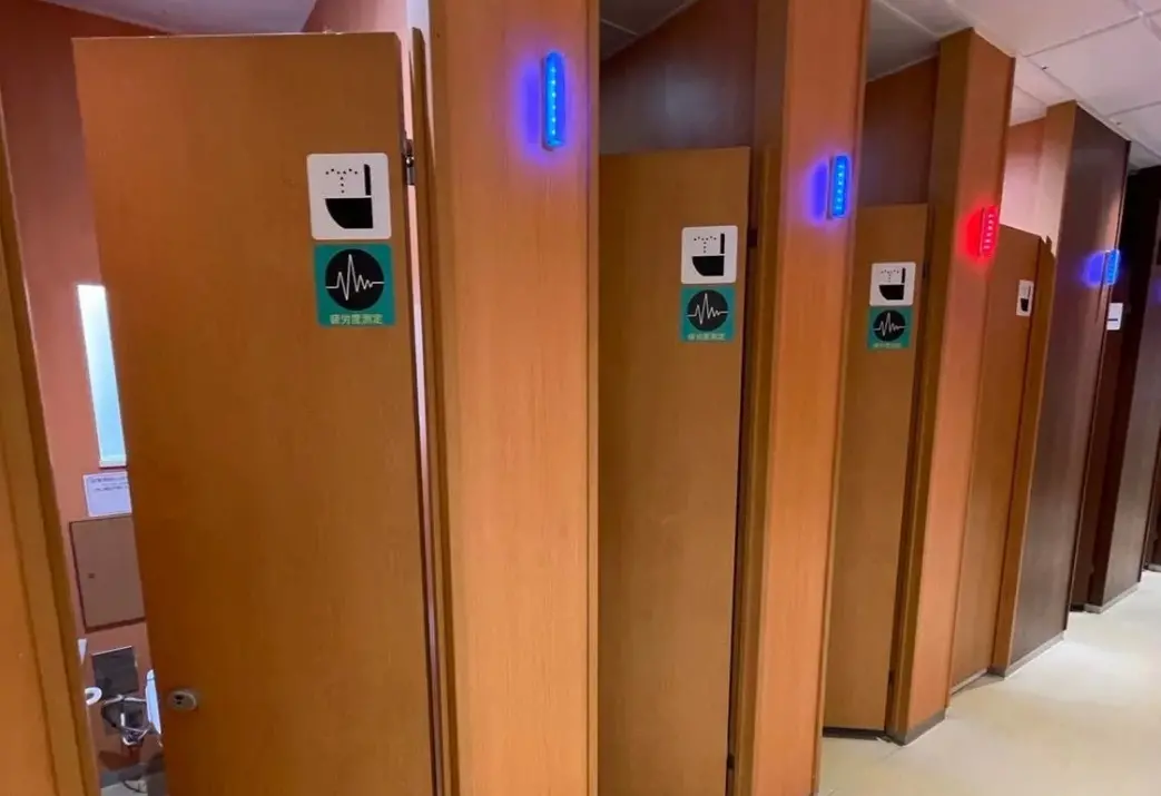 ▲日本神奈川縣海老名服務區男廁，設有檢測疲勞程度的馬桶。（圖／翻攝自DUMSCO官網）