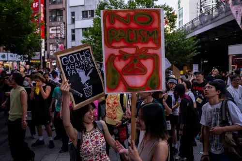 ▲圖為示威者在東京街頭抗議參政黨，並表示反對種族主義和歧視。（圖／美聯社／達志影像）