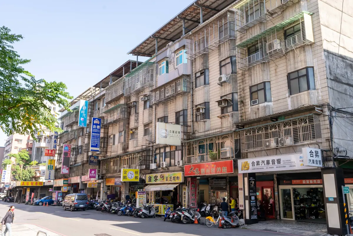 ▲新莊中美公寓一名住戶表示，39年前新婚時買下第一間房子，就買到海砂屋！在苦等10多年終於等來重建。（圖／新北住都中心提供）