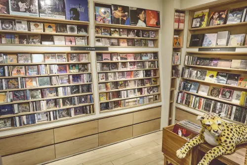 黑膠迷、樂迷都尖叫!高雄流行音樂中心推出夏日限定企劃「聲鮮超市」,於7月26日、7月27日兩日在高雄流行音樂中心音浪塔登場,網羅台灣7家風格獨具的知名唱片行,圖為小白兔唱片行。(圖/翻攝小白兔唱片行臉書) ▲高雄流行音樂中心推出夏日限定企劃「聲鮮超市」,網羅台灣7家風格獨具的知名唱片行,圖為小白兔唱片行。(圖/翻攝小白兔唱片行臉書)