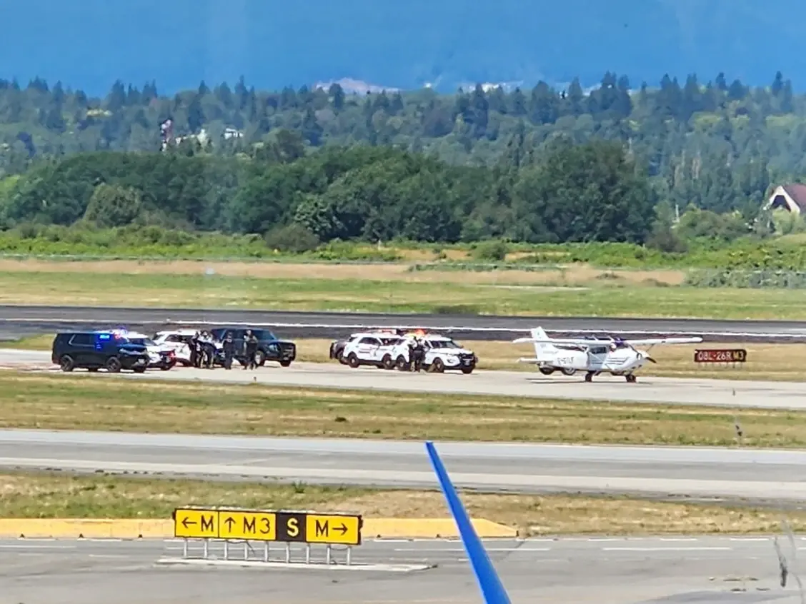 ▲加拿大溫哥華國際機場當地時間15日下午1點多，警方接獲報案稱有嫌犯「劫持」了一架小飛機，警方立即部署警力趕赴機場待命，最終順利將嫌犯逮捕。（圖／翻攝自Reddit）