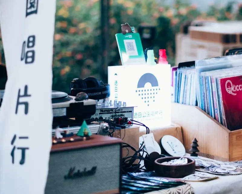 ▲黑膠迷、樂迷都尖叫！高雄流行音樂中心推出夏日限定企劃「聲鮮超市」，於7月26日、7月27日兩日在高雄流行音樂中心音浪塔登場，網羅台灣7家風格獨具的知名唱片行，圖為週日公園唱片行。（圖／翻攝高雄流行音樂中心臉書）