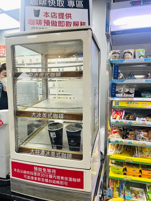 全家推出「咖啡快取專區」,讓上班時段尖峰結帳更快速。(圖/民眾授權提供) ▲全家推出「咖啡快取專區」,讓上班時段尖峰結帳更快速。(圖/民眾授權提供)