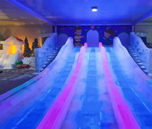 「2025屏東夏日狂歡祭」將在7月19日~8月31日屏東縣民公園精彩登場,今年活動規模全面升級,推出首座會下雪的童話冰宮城堡。(圖/翻攝屏東夏日狂歡祭官網) ▲「2025屏東夏日狂歡祭」將在7月19日~8月31日屏東縣民公園精彩登場,今年活動規模全面升級,推出首座會下雪的童話冰宮城堡。(圖/翻攝屏東夏日狂歡祭官網)