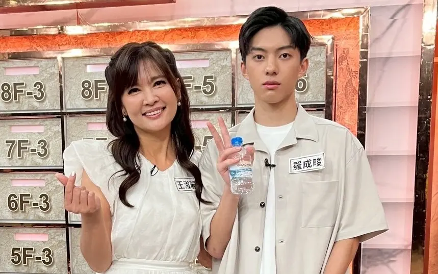 ▲主播王淑麗（左）近日與兒子羅成畯（右）一起錄製《全民星攻略》，這也是兩人首度在節目上同框，羅成畯還無情曝媽媽私下真面目，讓大家都笑翻，其中，他的高顏值更是讓網友忍不住喊：戀愛了。（圖／東森綜合提供）