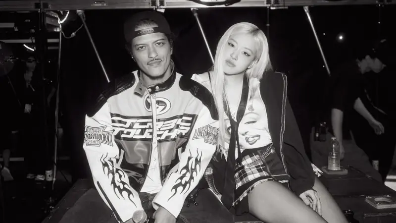 ▲「火星人」Bruno Mars（左）近日無預警出現在BLACKPINK洛杉磯演唱會，為師妹Rosé（右）站台同場合唱〈APT.〉，演唱會後他上傳2人演出片段嗨喊：「我快沒債了！」（圖／翻攝自Bruno Mars IG）