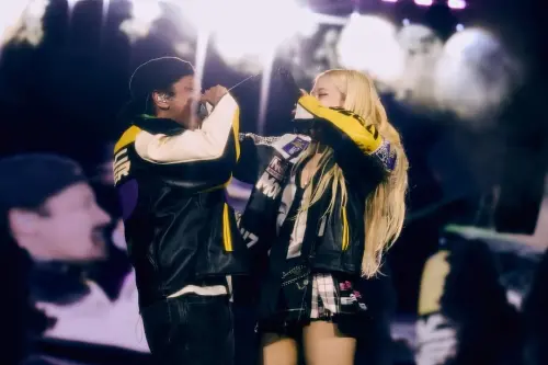 ▲火星人合體師妹Rosé合唱〈APT.〉。（圖／翻攝自Bruno Mars IG）