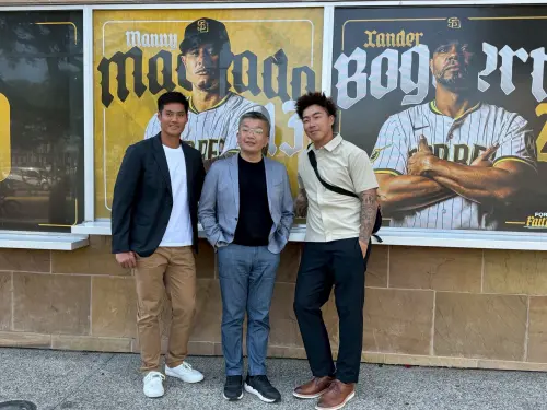 ▲蔡其昌（中）與郭泓志（右）、陳偉殷（左）日前曾在教士隊主場前合照。（圖／取自蔡其昌臉書）