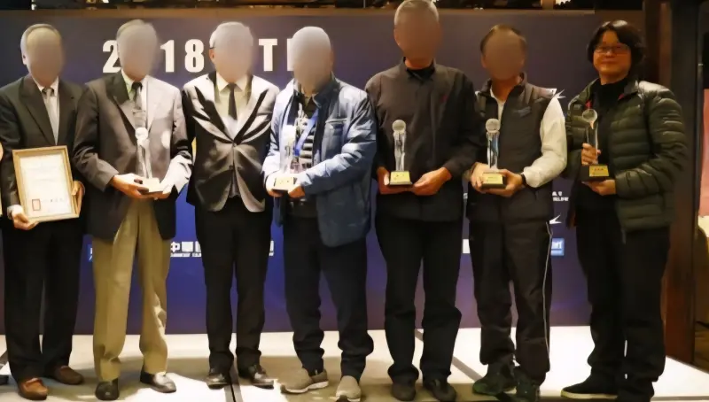 ▲周台英(右)2018年代表恩師出席領取台灣足壇終身貢獻獎。(圖/翻攝中華民國足球協會官網)