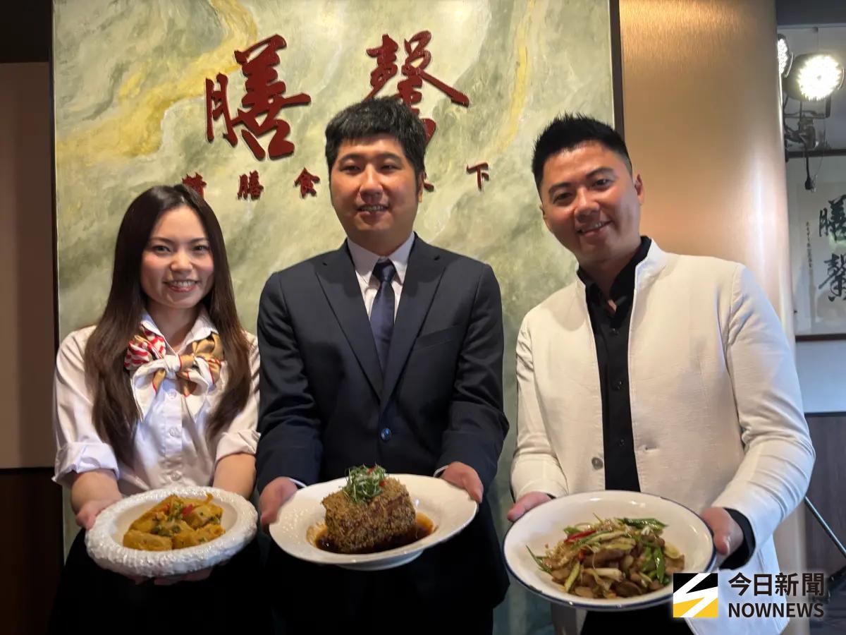 ▲膳馨民間創作料理公關副總蔡馨誼文（左）、客委會副主委邱星崴（中）、總經理鄭乃綱展示三道創新客家料理。（圖／記者金武鳳攝，2025.7.16)