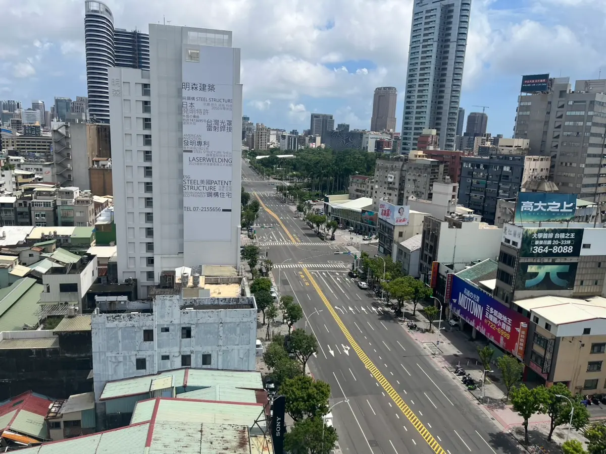 ▲ 高雄市2025城鎮韌性(防空)演習，今（16）日13時30分警報發放後，全市鬧區主要幹道皆淨空。（圖／高市府提供）