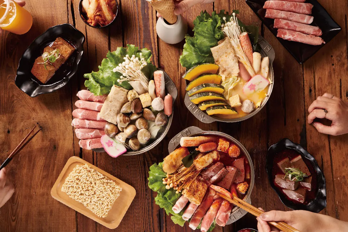 ▲最強平價小火鍋「六扇門時尚湯鍋」台北最新開幕北投懷德店，暑假重磅聯名鬍鬚張魯肉飯，寵客表示「豬油拌飯吃膩了」7月30日起開賣爽吃滷肉飯。聯名蜜蜂工坊「蜜香豆奶」自助吧喝到飽。（圖／六扇門提供）