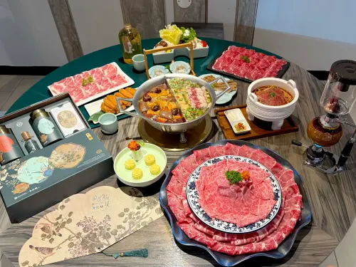 六扇門鬍鬚張聯名!最強平價小火鍋開吃滷肉飯 蜜香手搖先喝到飽 ▲即日起至9月30日,故宮聯名四人套餐3988元,限時限量開吃。(圖/記者蕭涵云攝)