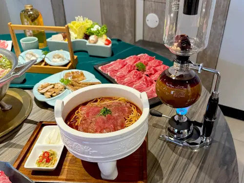 六扇門鬍鬚張聯名!最強平價小火鍋開吃滷肉飯 蜜香手搖先喝到飽 ▲「驕公鼎肩小排牛肉麵」很有儀式感。(圖/記者蕭涵云攝)