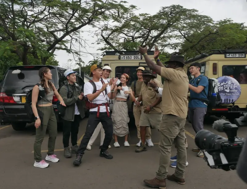 ▲《上山吧！台灣隊》團隊挑戰攀登非洲最高峰吉力馬札羅山，大夥兒還沒正式登山時還能有說有笑，後來在5000多公尺的山上，爬到沒有體力，忍不住又淚又想哭，雷艾美（中）還喘到被以為差點要斷氣。（圖／三立提供）