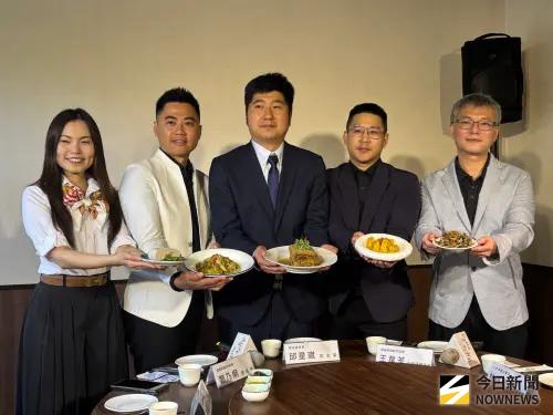 ▲賓合照(圖左起)膳馨民間創作料理公關副總蔡馨誼、總經理鄭乃綱、客委會副主委邱星崴、膳馨主廚王韋荃、台菜詩人林祺豐師傅。（圖／記者金武鳳攝，2025.7.16)