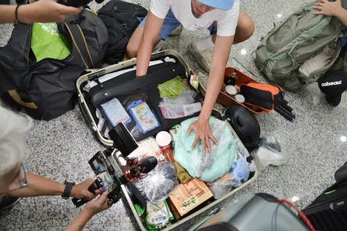 ▲為了適應高山環境，團隊行李中帶了不少補給品。（圖／三立提供）