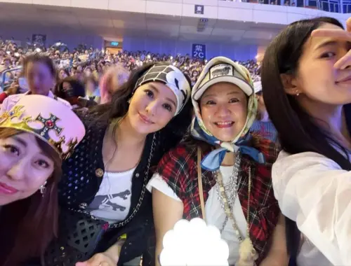 ▲關穎（左2）曝與GD後台合照羞認「不敢直視」！放大這部位感嘆：都是細節。（圖／關穎IG）