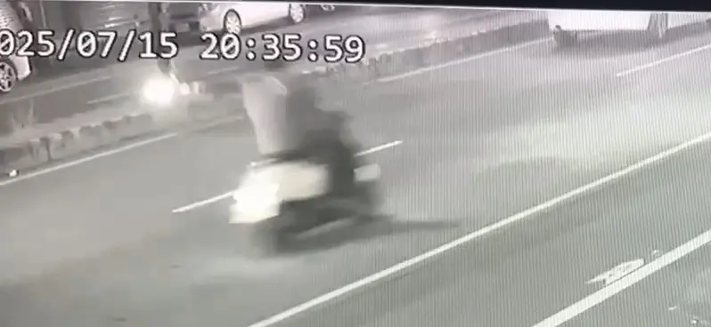 影／超驚險！槍手緊跟網紅「鳳梨」座車連開9槍畫面曝光