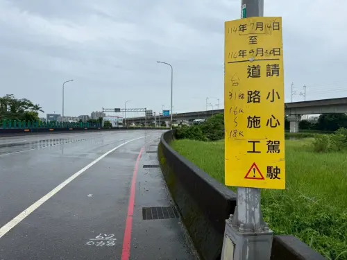 ▲7月辦理中壢區台31線路段路面刨鋪工程，廠商於進場施工前,會先行採用立面告示牌、文宣貼紙及地面上噴字等3種方式。（圖／公路局提供）